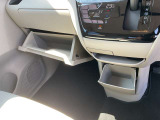 助手席前のグローブボックスの画像です。
