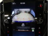 後方映像を11.6インチディスプレイに表示し、ステアリング連動ガイドラインが駐車をサポート。さらに後退時はリヤ4センサーが障害物を検知し、必要に応じてブレーキが作動します。