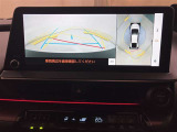 車を上から見たような視点のパノラミックビューモニター。後方の死角だけでなく左右や前方の障害物の発見もしやすくなります!