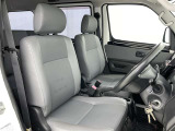 シンプルながら機能性あふれる運転席廻りです。視界性もよく、運転しやすいですよ。