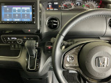 ホンダ純正メモリーナビ搭載なので、遠方へのドライブもお任せ下さい!ステアリング左手側にオーディオ関連のコントロールスイッチを配置しています。操作時は視線を逸らすことなく運転に集中できます