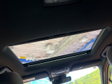 【サンルーフ】開放感たっぷりの希少装備、サンルーフが装着されています!車内に明かりを取り入れたり景色を楽しむ以外にも、車内の空気も簡単に換気できて快適です!