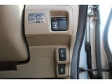 運転席側のドリンクホルダー下にパワースライドドアの操作ボタンが装備されています。