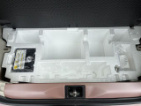 トランクルームにはパンク修理キットがあります。