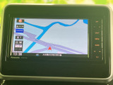 目的地までスムーズに導いてくれる頼れるナビゲーションシステム。高精細な地図表示で、初めての道も安心です。ドライブの計画も立てやすくなります。