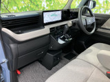 運転に必要な情報が視認しやすいインストルメントパネル。操作性にも優れ、安全運転をサポートします。落ち着いた空間です。