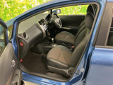運転に必要な情報を一目で確認できるメーター類。操作性にも優れ、安全運転をサポートします。快適なドライビング環境です。