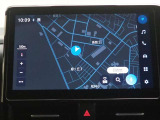 ディスプレイオーディオ(コネクティッドナビ対応)PLUS搭載。T-Connectご契約で2028年10月まで無償で利用できるナビ(期限到来後は有償)と、解約後も利用できる車載ナビが搭載されています。