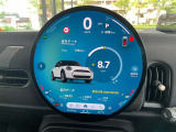 25インチ有機ELの丸型センターディスプレイを装備!タッチパネルにて様々な設定を操作可能に