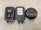 スマートキーを装備しています。鍵を差し込むことなくドアロックの開け閉めと、スタートボタン操作でのエンジンスタートができます。加えて、純正リモコンエンジンスターター用の操作キーもついています。