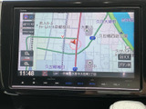 鮮明な地図表示で、目的地までのナビゲーションをスムーズに。渋滞情報もリアルタイムで確認でき、最適なルートをご案内します。運転に集中できます。