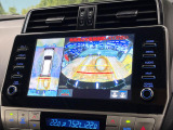 【マルチテレインモニター】車のフロントやサイドのカメラ画像を同時にモニター表示することで、悪路や狭い道を走行時でも周囲の状況確認ができ安心!本格SUVにうれしい装備です♪