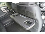 後席にはドリンクホルダー付きのテーブルが付いています♪より快適に車内でお過ごしいただけます(#^^#)