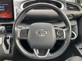 手に馴染むステアリングは、運転の楽しさを高めます。操作性も良く、快適なドライビングをサポートします。