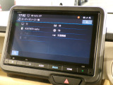 CD、DVD、Bluetooth、AM、FM、AUX、スマートフォン接続ができます。