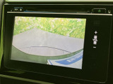 狭い場所での駐車や後退時も安心。後方状況を画面で確認できるので、安全な運転をサポートします。