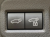 【パワーバックドア】スマートキーや運転席のボタンを押すだけでリアゲートが自動で開閉します!荷物を持っている時や、高い位置にあるバックドアを閉める際に便利な機能です♪