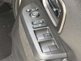 【パワーウィンドウ集中スイッチ】運転席のパワーウィンドスイッチ位置には運転以外の窓の開閉・ロック機能も付いています