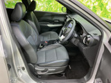 運転席からの視界は広く、運転操作もスムーズに行えます。快適なドライビングをサポートする空間です。