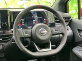 握りやすい形状で、確実な操作感を実現。スポーティなデザインが、運転する際の気分を高めます。快適なドライビングをサポートします。