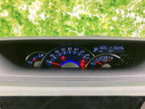 視認性の高いメータークラスターで、運転に必要な情報を的確に把握できます。デジタル表示で、より詳しい車両情報も確認可能です。