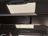 車内が明るくなるムーンルーフも装備です。(ガラス部は開きません)