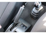 寒い日を快適に。運転席・助手席の座面をしっかり温めるシートヒーターを標準装備。
