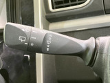 雨天時もクリアな視界を確保できるワイパーレバー。操作も直感的で、運転に集中できます。ウォッシャー液の噴射もスムーズに行えます。