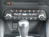 運転席と助手席で個別に温度設定ができるフルオートエアコンを装備。シートヒーターやステアリングヒーターも備え、寒い季節も快適です。上質感漂うダイヤルやスイッチ類を、ぜひ店頭でお確かめください。