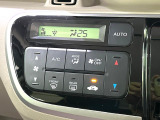 【オートエアコン】一度お好みの温度に設定すれば、車内の温度を検知し風量や温度を自動で調整。暑い&hellip;寒い&hellip;と何度もスイッチ操作をする必要はありません。快適な車内空間には必須の機能ですね♪