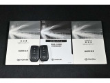保証書・記録簿・取扱説明書と揃っていいます。キーの電池は新品にお取替えしてから納車させて頂きます。