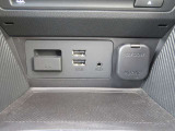 DVD入れの下にはUSB のタイプAケーブルが2本使えます。