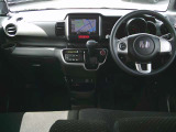軽自動車とは思えない広々とした前部座席。視界も広く運転しやすくなっています。
