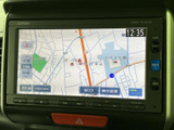 見やすい地図表示で、スムーズなルート案内を実現。渋滞情報も確認できるので、安心して運転に集中できます。運転席からの視認性も良好です。