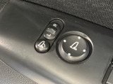 狭い駐車場で便利な電動格納ドアミラーが付いています。