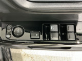 狭い駐車場で便利な電動格納ドアミラーが付いています。