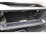 車検証ケースや取扱説明書は助手席の大型グローブボックスに収納可能。
