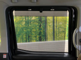 【ロールシェード】日差しや車外からの光が眩しいときにサッと引き出して使える、ロール格納タイプのサンシェードを装備。後席に乗ったお子様がウトウトしだした時など、ぜひご活用ください♪