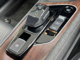 美しく、誰もが使いやすいデザインの電制シフト☆木目調のデザインがオシャレですよね♪SPORT、ECO、NORMALの3種類のドライブモードを設定★オートブレーキホールドスイッチも★