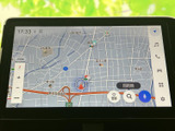運転席からの視認性に優れた地図画面。スムーズなナビゲーションで、目的地まで安心してお届けします。運転に集中できる環境をサポートします。