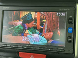 停車中にTVや映像を楽しむことができます。長距離移動の際の休憩時間など、リラックスした時間を過ごせるでしょう。