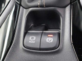 「HOLD」スイッチを押し、システムONの状態にしておくことで、渋滞や信号待ちなどでブレーキを踏んで停車した時にブレーキを保持。アクセルを踏むと解除されます。
