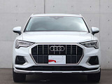 ●一目でAudiとわかる特徴的なシングルフレームグリル・LEDランプ。精悍なフロントマスクからAudiのスマートで上品なブランドを連想させてくれます。女性にも大変ご好評頂いております。