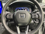 握りやすいステアリングは、運転操作をスムーズに行えます。快適なドライビングポジションを実現し、運転の楽しさを高めます。