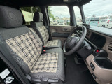 足元もゆったりで長時間の運転も疲れにくいフロントシートです。