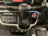 CVT車のセレクトレバーです。低速から高速まで、変速ショックのないスムーズな走りを実現するとともに、エンジン効率のよい領域を維持することで燃費にも貢献します。