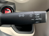 ■オートライト■車外の明るさに応じて、自動的にライトの点灯・消灯をしてくれます。トンネルが続くような道でも、いちいちライトスイッチを操作する必要がありません。消し忘れの心配もありません。