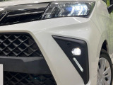 【LEDヘッドライト】悪天候や夜間走行時も良好な視界を確保し安心して運転できる高輝度LEDヘッドライトを装備!点灯速度が早く、消費電力も抑えられています。