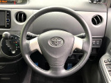 インテリアに合わせたデザインのステアリングは、運転される方のことも考え、運転しやすい形状、大きさです。是非一度、実際に触ってお確かめください。