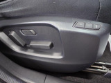 運転席にはメモリー機能付きの電動シートを採用しています。